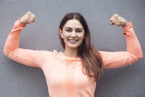 kobieta i jej mocne mięśnie