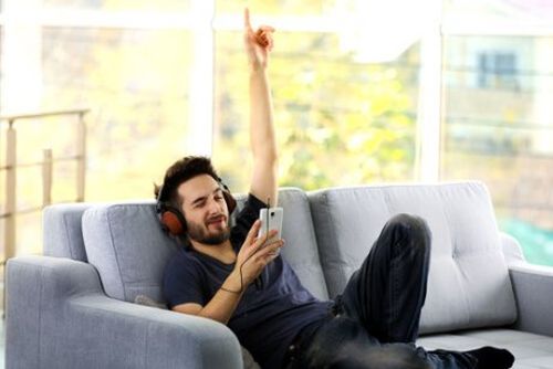 mężczyzna słucha muzyki ze smartphona