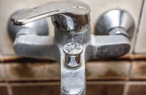 Osad z kamienia w łazience? – Poznaj domowe metody