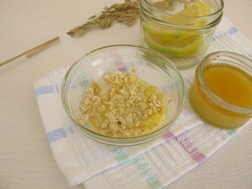 Środek złuszczający z owsa i miodu