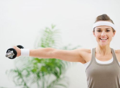 jędrny biust kobieta ćwiczy 