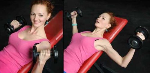 jędrny biust, kobieta ćwiczy na ławeczce