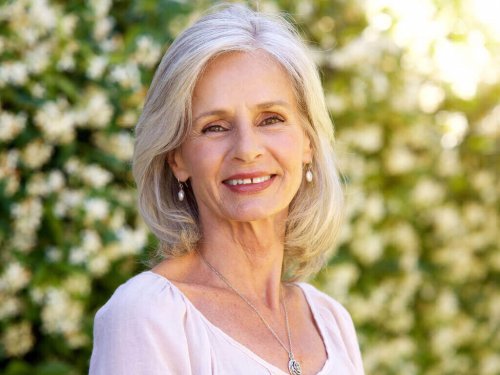 Siwe włosy u kobiety