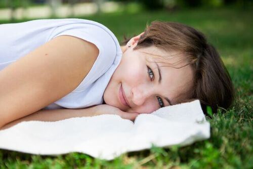 radość i szczęście kobieta leży na poduszce uśmiechnięta