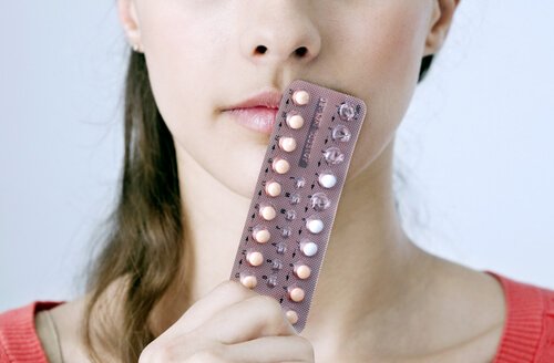 Tabletki antykoncepcyjne kobieta trzyma