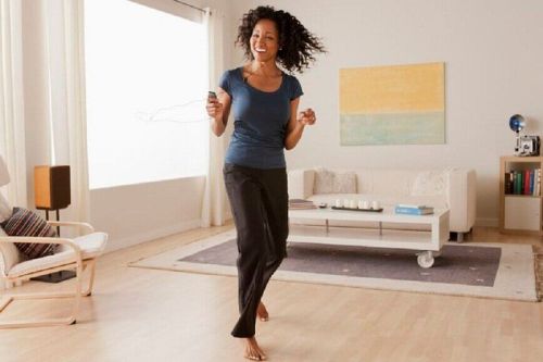 ćwiczenia przyspieszające metabolizm, kobieta tańczy
