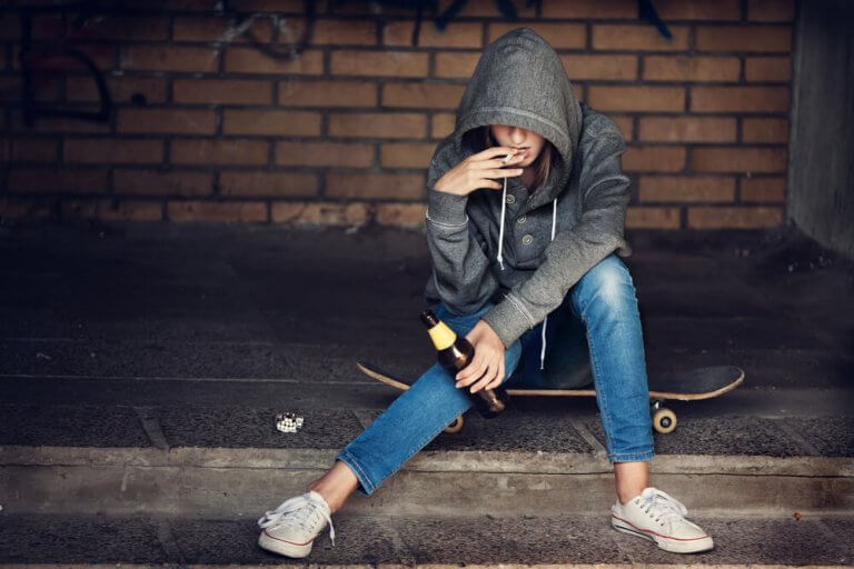 nastolatki i narkotyki - to połączenie często ma związek z nastoletnim buntem nastolatek pali