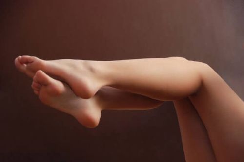 ćwiczenia przyspieszające metabolizm, nogi w górze