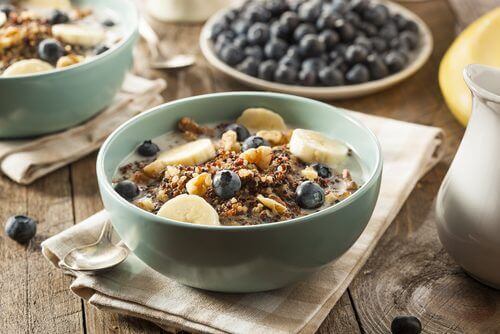 zdrowe śniadanie muesli z bakaliami