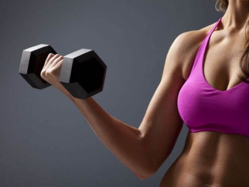 jędrny biust kobieta ćwiczy triceps