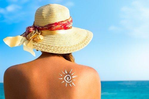 Kobieta z nagimi plecami na plaży
