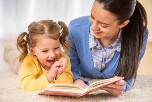 Żeby dzieci czytały, daj im dobry przykład - mama i córka czytaja książkę