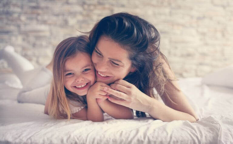 Usmiechnięta mama z córką - szczęśliwe dzieciństwo