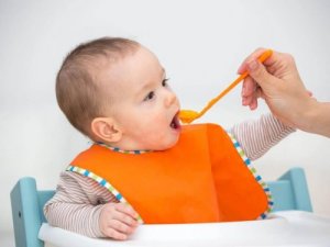 Owocowe puree – korzyści z karmienia nimi dzieci