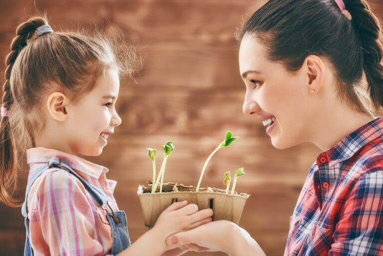 Mama z córką hodują roślinkę