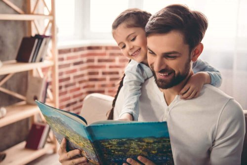 Tata z córką czytają książkę