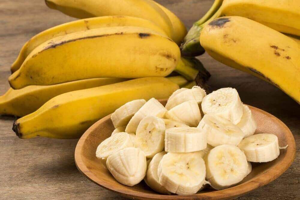 Świeże banany na blizny po trądziku