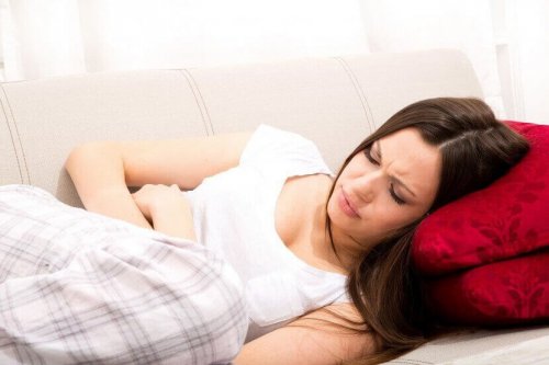 Kobieta ciepri na bole Domowe lekarstwo na bóle menstruacyjne