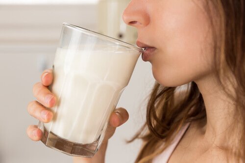 napoje zmniejszające stres, kobieta pije mleko