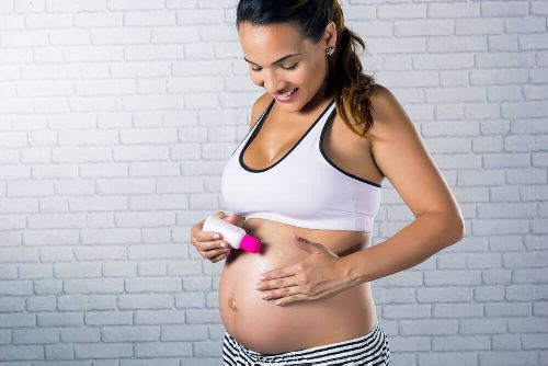 Ciężarna kobieta linea nigra