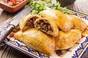 Domowa empanada z wołowiną lub kurczakiem