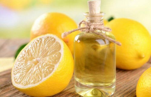 Jak zrobić eteryczny olejek cytrynowy – 2 sposoby