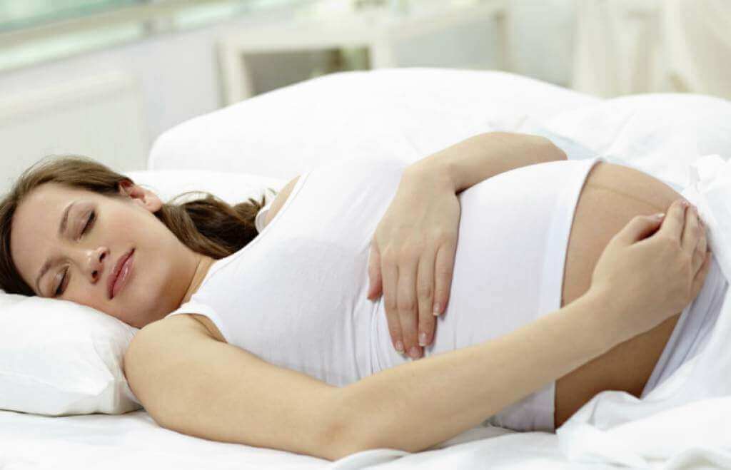 Kobieta w ciąży podczas snu