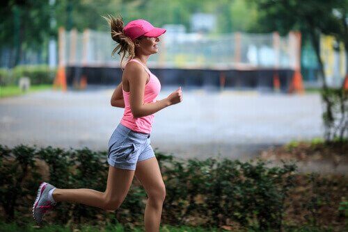 Jak metabolizm zmienia się po 30, kobieta uprawia jogging