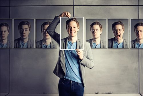 Mężczyzna ze zdjęciami - pozytywne myślenie