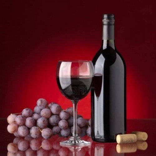 Barwniki, winogrona i kieliszek wina 