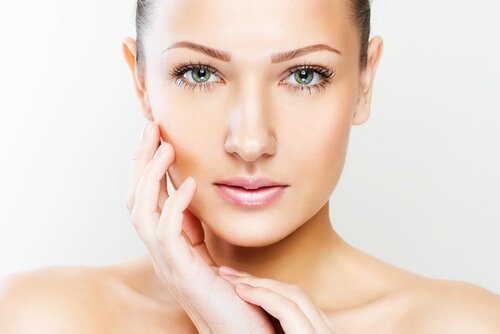 kobieta z młodą skórą właściwości kwasu hialuronowego