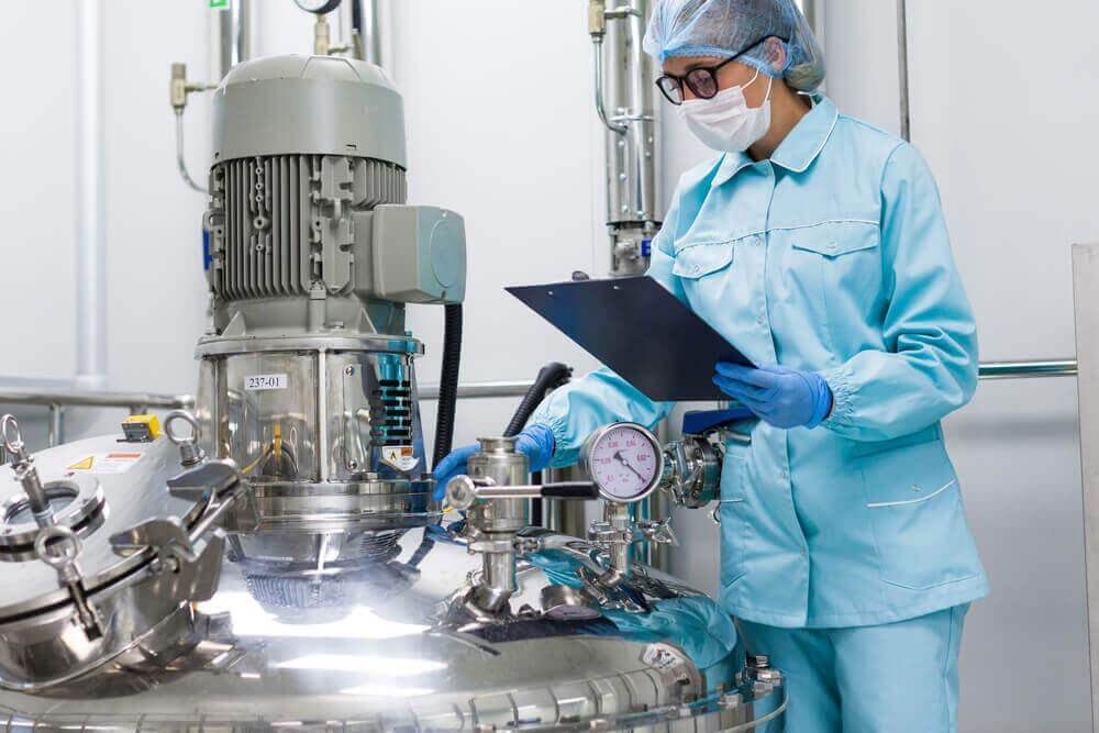 Ekspozycja na substancje rakotwórcze w miejscu pracy. Kobieta pracuje przy uranie w fabryce