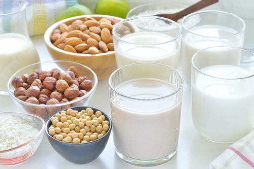 Różne rodzaje mleka roślinnego bogatego w wapń