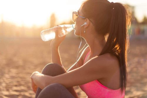 przyspieszyć metabolizm, Kobieta pije wode