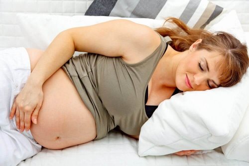 Pozycja do snu w ciąży a zdrowie dziecka