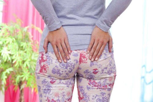 Ręce na pośladkach