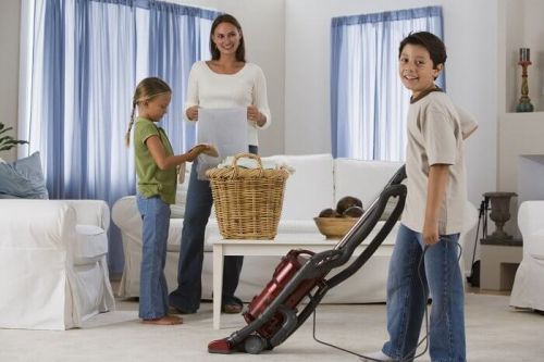Rodzina wspólnie sprząta dom