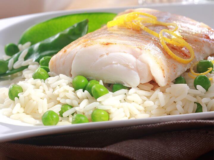 morszczuk z ryżem i groszkiem - potrawy z ryb