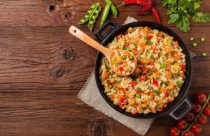 Ryż z kurczakiem i warzywami - szybki przepis