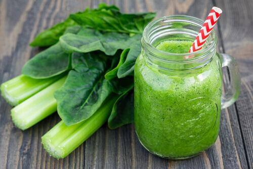 Smoothie ze szpinaku i selera