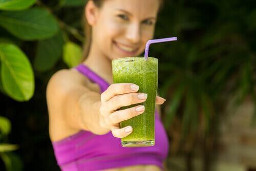 Kobieta ze smoothie