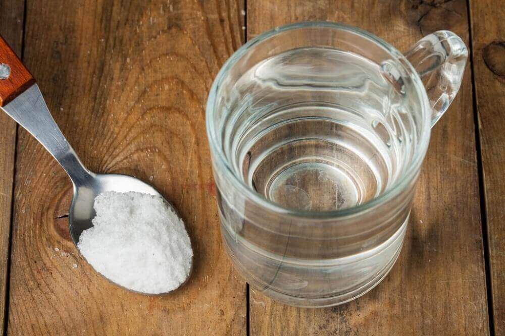 Soda oczyszczona i woda