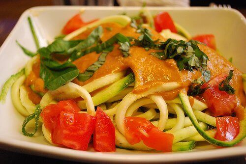 spaghetti z białym sosem i warzywa na parze