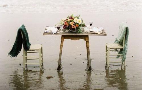 Szafka nocna wykonana z krzeseł