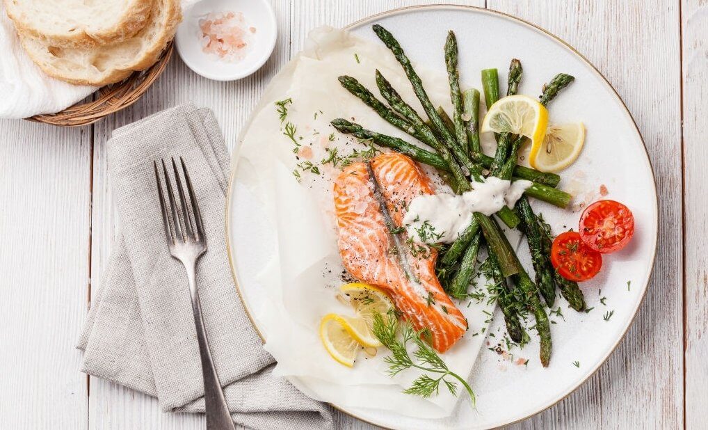 talerz z łososiem dieta niskowegowodanowa