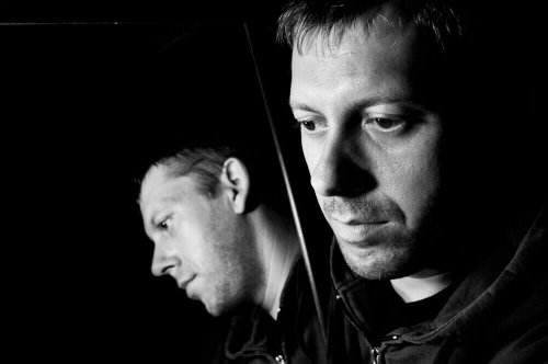 zamyślony człowiek