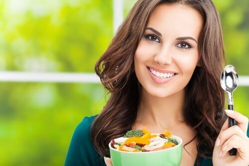 dieta zbilansowana kobieta je sałatkę