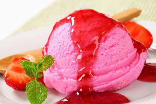 Zdrowsze desery - lody truskawkowe