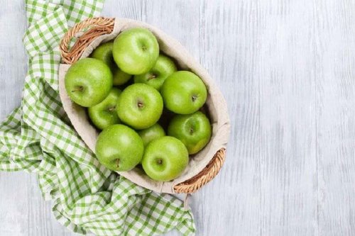zielone jabłka a detoksykacyjne sałatki