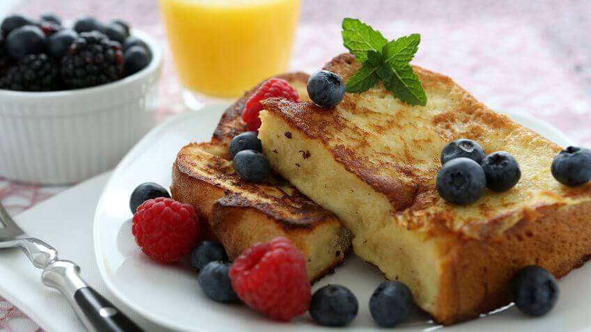 Tost francuski z owocami